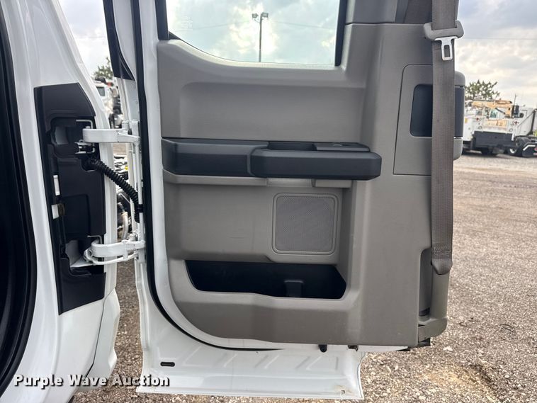 image for item EG8995 2019 Ford F550 Crew Cab truck cab and chassis