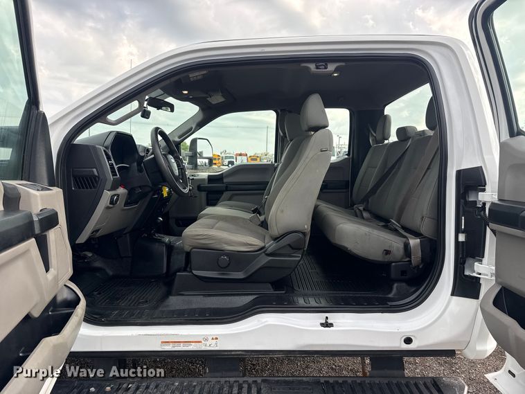 image for item EG8995 2019 Ford F550 Crew Cab truck cab and chassis