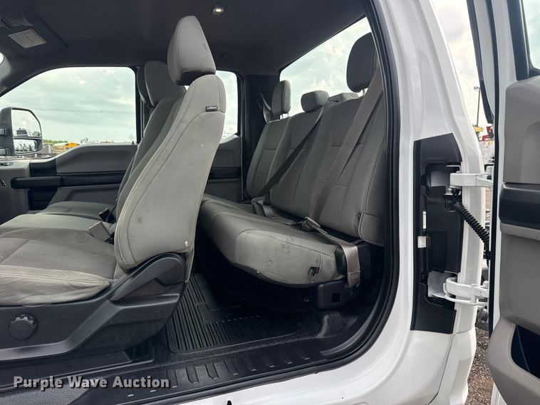 image for item EG8995 2019 Ford F550 Crew Cab truck cab and chassis