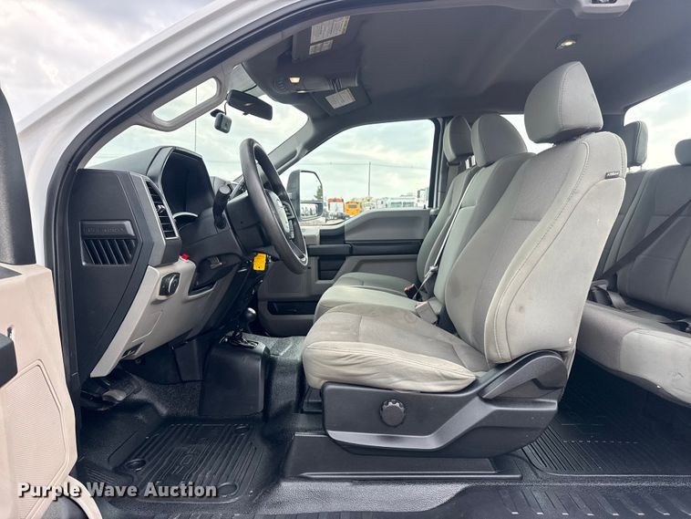 image for item EG8995 2019 Ford F550 Crew Cab truck cab and chassis