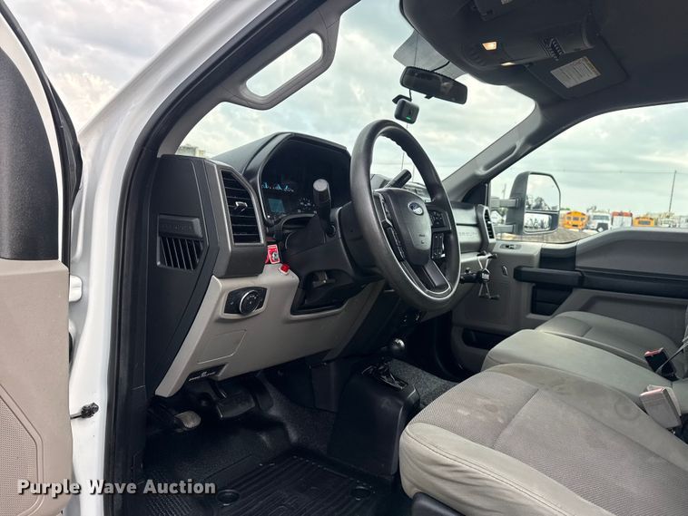 image for item EG8995 2019 Ford F550 Crew Cab truck cab and chassis