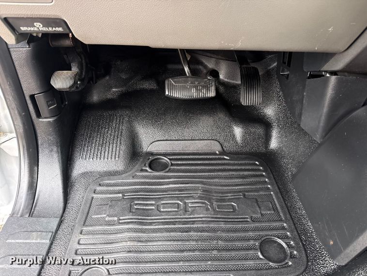 image for item EG8995 2019 Ford F550 Crew Cab truck cab and chassis