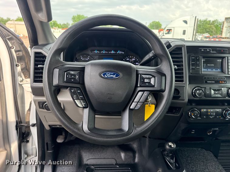 image for item EG8995 2019 Ford F550 Crew Cab truck cab and chassis