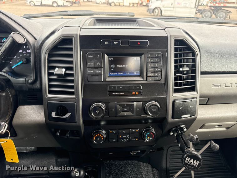 image for item EG8995 2019 Ford F550 Crew Cab truck cab and chassis