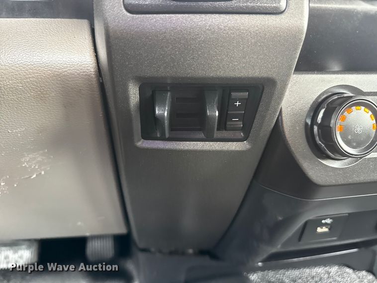 image for item EG8995 2019 Ford F550 Crew Cab truck cab and chassis