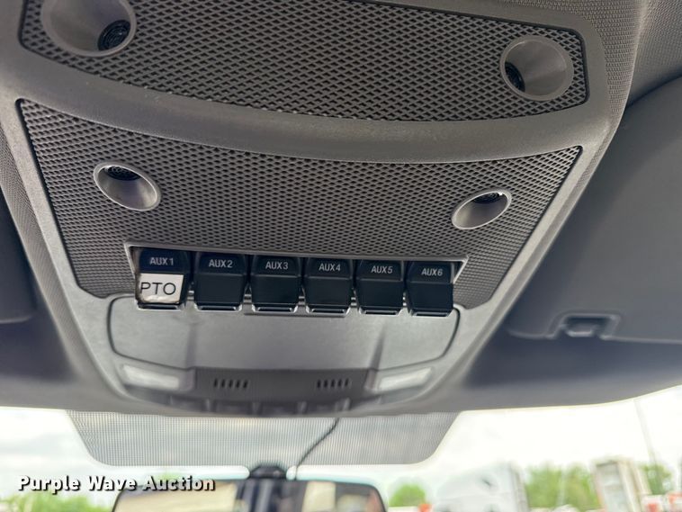 image for item EG8995 2019 Ford F550 Crew Cab truck cab and chassis