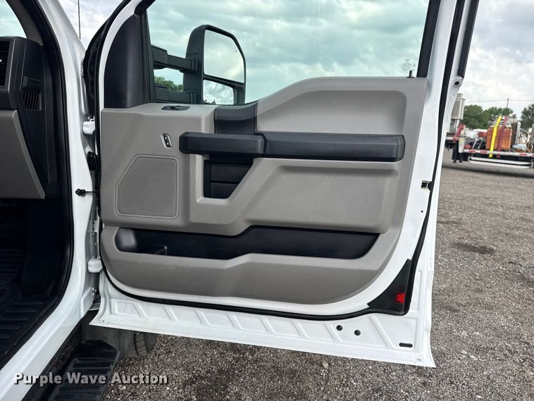 image for item EG8995 2019 Ford F550 Crew Cab truck cab and chassis