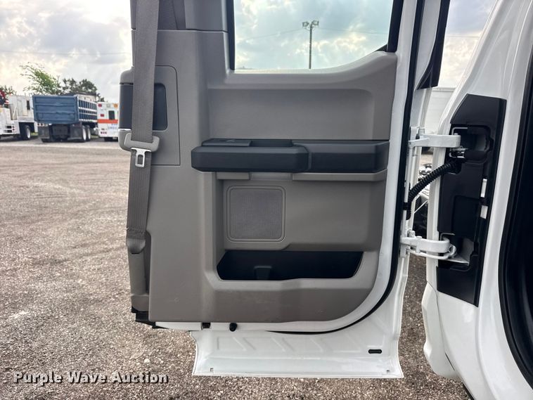 image for item EG8995 2019 Ford F550 Crew Cab truck cab and chassis