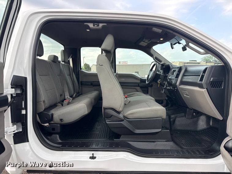 image for item EG8995 2019 Ford F550 Crew Cab truck cab and chassis