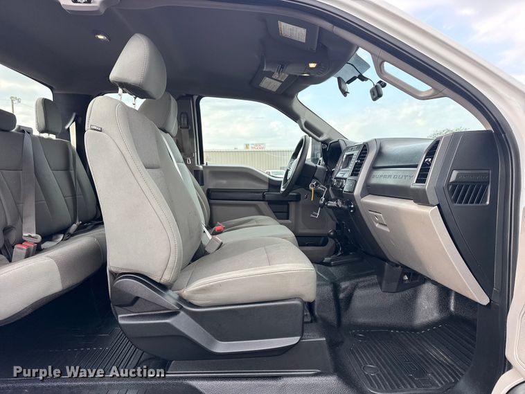 image for item EG8995 2019 Ford F550 Crew Cab truck cab and chassis