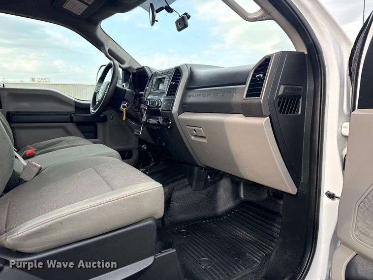 image for item EG8995 2019 Ford F550 Crew Cab truck cab and chassis