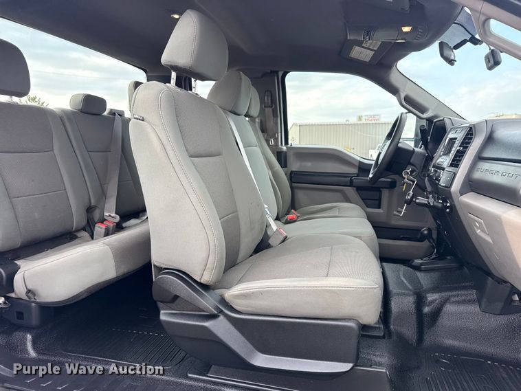 image for item EG8995 2019 Ford F550 Crew Cab truck cab and chassis