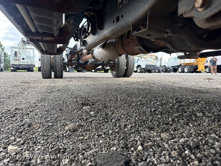 image for item EG8995 2019 Ford F550 Crew Cab truck cab and chassis