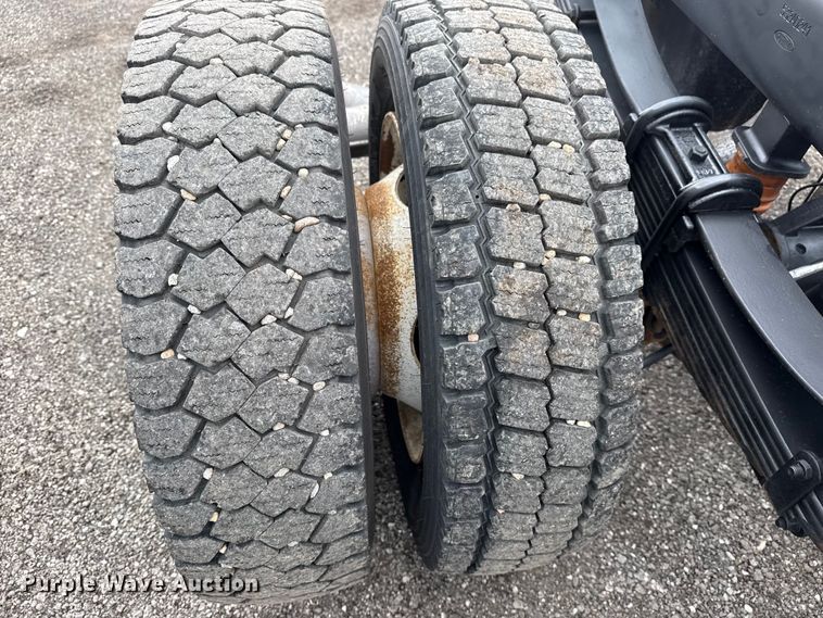 image for item EG8995 2019 Ford F550 Crew Cab truck cab and chassis