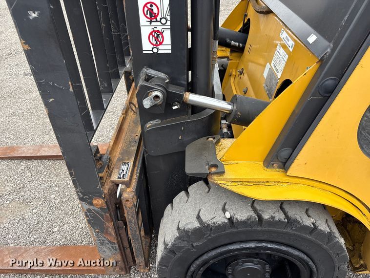 image for item EG9008 Caterpillar 2PD6000 forklift