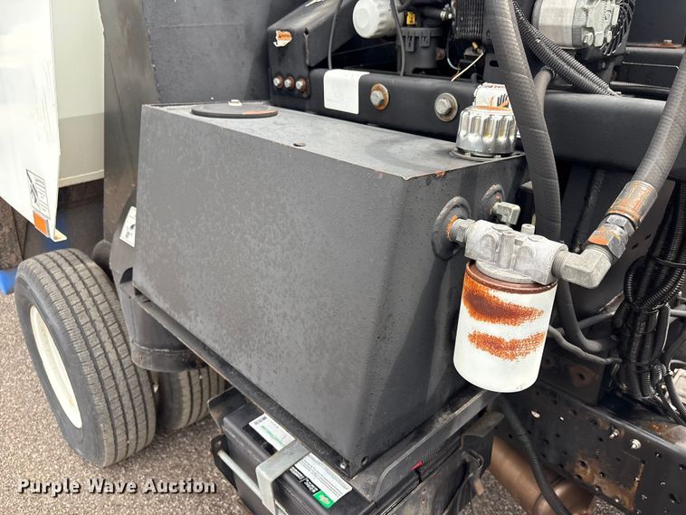 image for item EG9040 2016 Isuzu NPR street sweeper truck