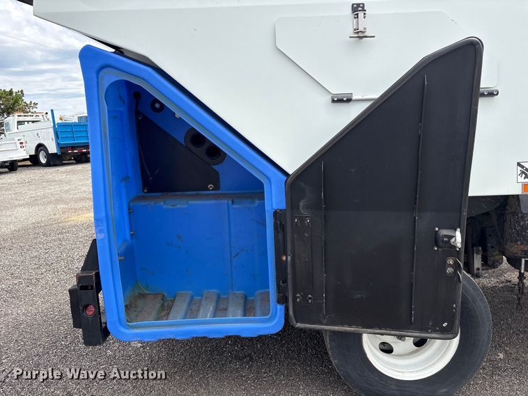 image for item EG9040 2016 Isuzu NPR street sweeper truck