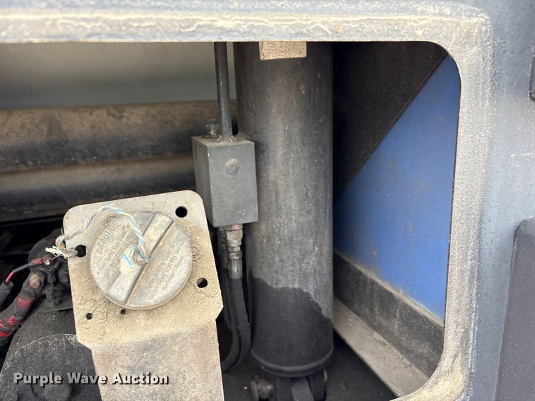 image for item EG9040 2016 Isuzu NPR street sweeper truck
