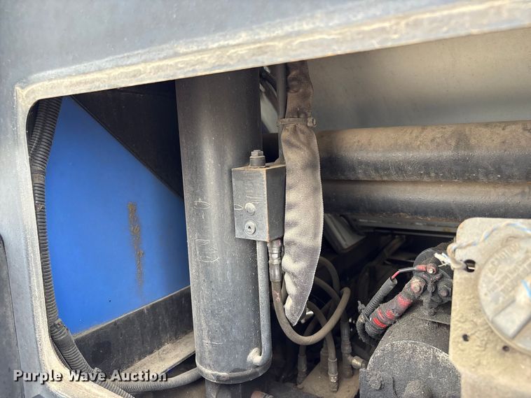 image for item EG9040 2016 Isuzu NPR street sweeper truck