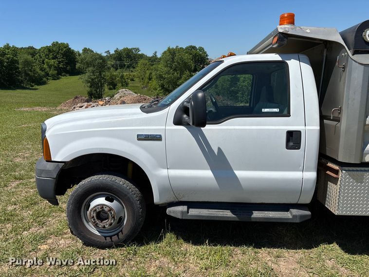 image for item EO4243 2006 Ford F350 Super Duty dump bed pickup truck