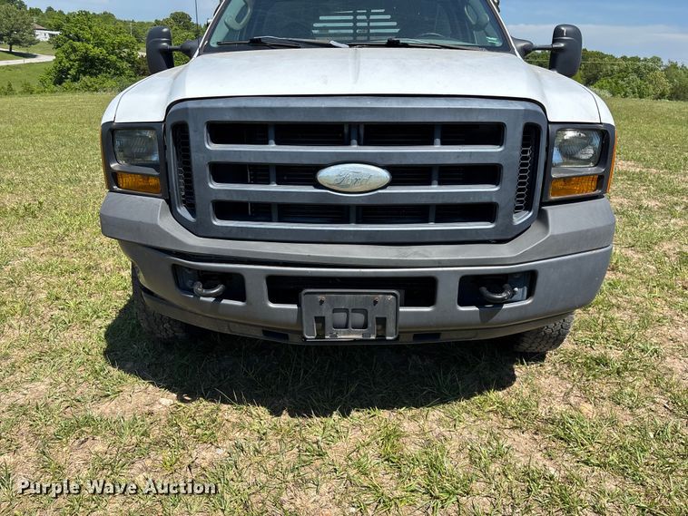 image for item EO4243 2006 Ford F350 Super Duty dump bed pickup truck