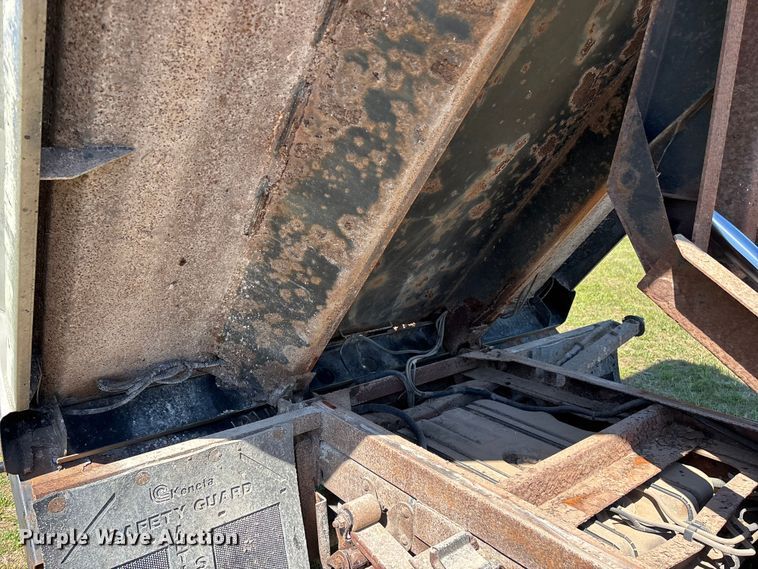 image for item EO4243 2006 Ford F350 Super Duty dump bed pickup truck