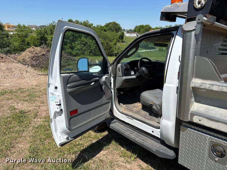 image for item EO4243 2006 Ford F350 Super Duty dump bed pickup truck