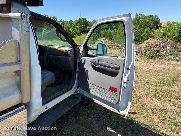 image for item EO4243 2006 Ford F350 Super Duty dump bed pickup truck