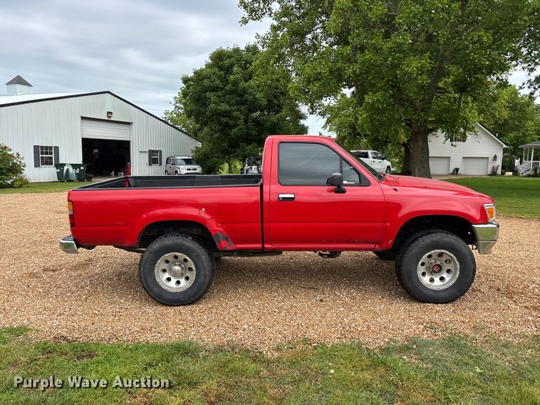 image for item EO4249 1992 Toyota DLX pickup truck