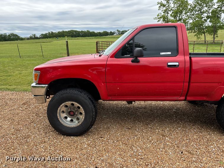 image for item EO4249 1992 Toyota DLX pickup truck