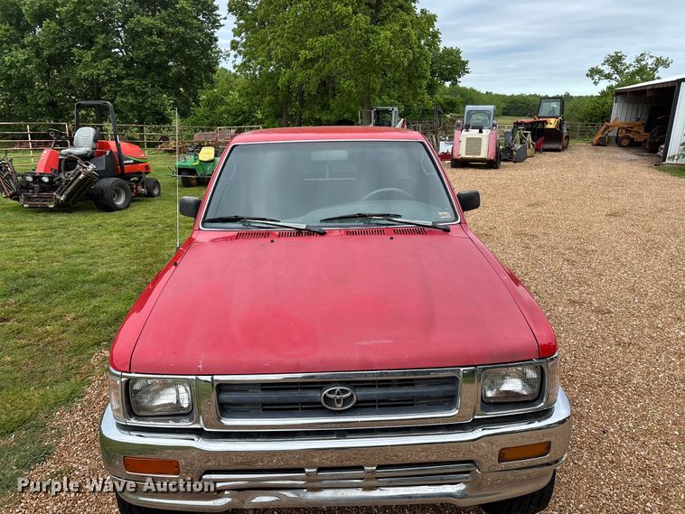 image for item EO4249 1992 Toyota DLX pickup truck