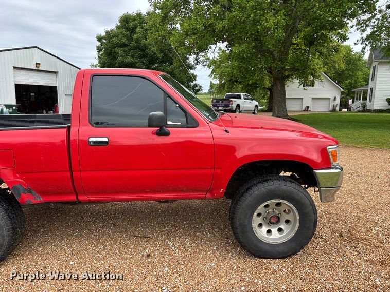 image for item EO4249 1992 Toyota DLX pickup truck