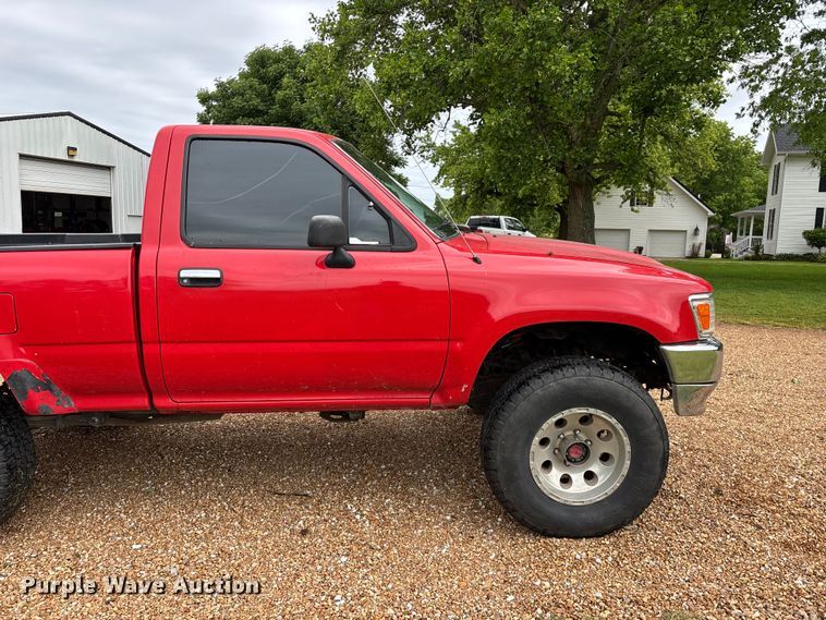 image for item EO4249 1992 Toyota DLX pickup truck