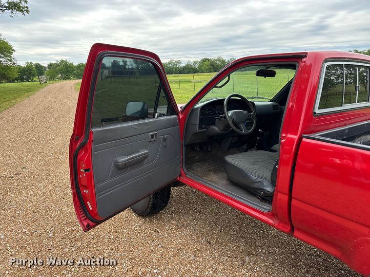 image for item EO4249 1992 Toyota DLX pickup truck