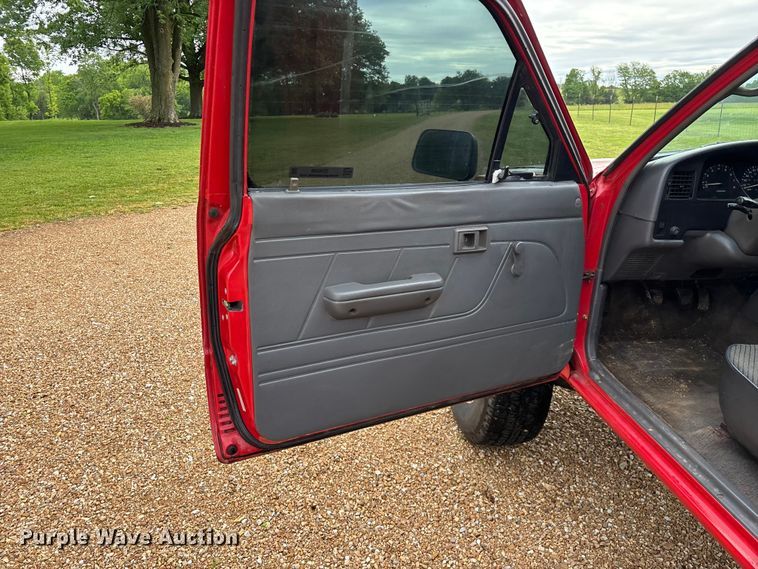 image for item EO4249 1992 Toyota DLX pickup truck