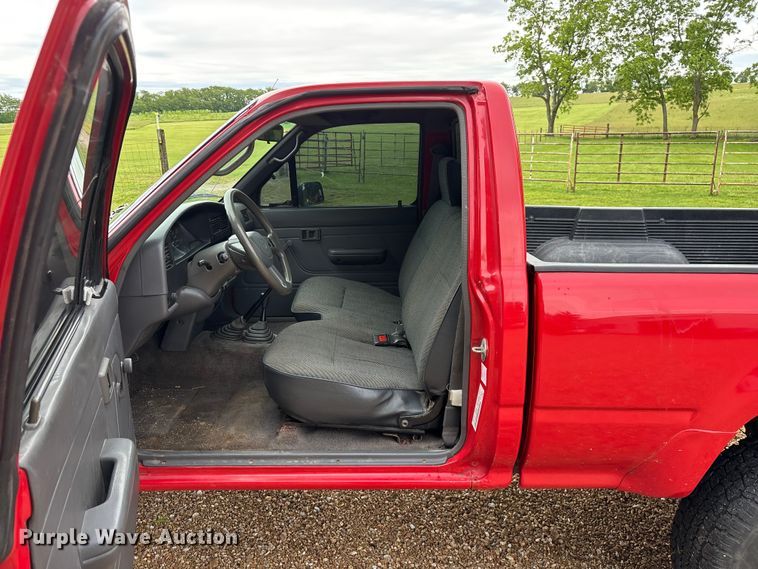 image for item EO4249 1992 Toyota DLX pickup truck