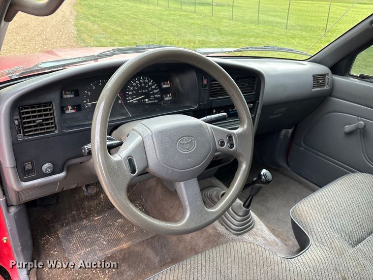 image for item EO4249 1992 Toyota DLX pickup truck