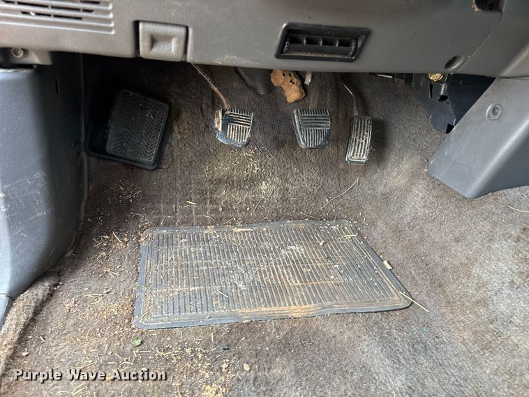 image for item EO4249 1992 Toyota DLX pickup truck