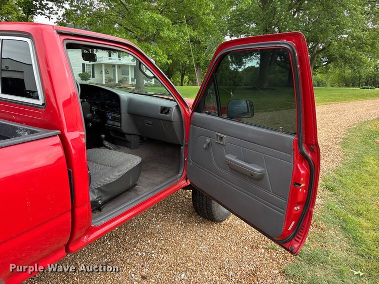 image for item EO4249 1992 Toyota DLX pickup truck