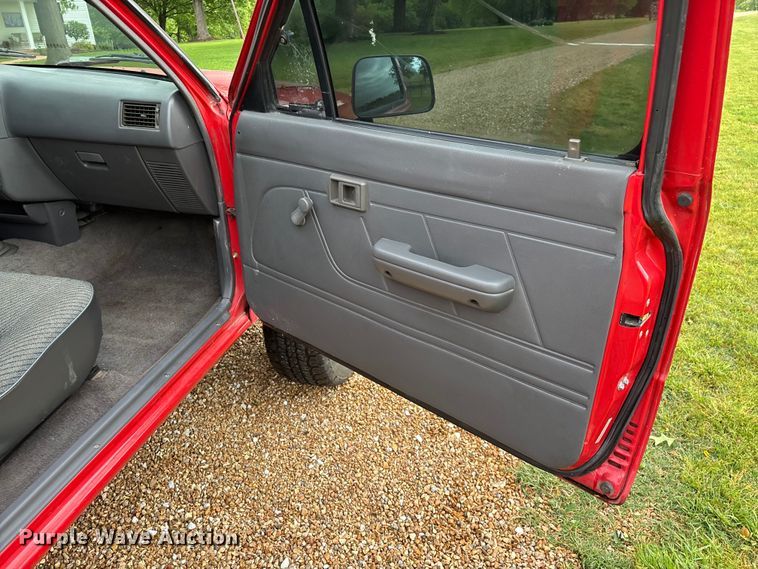 image for item EO4249 1992 Toyota DLX pickup truck