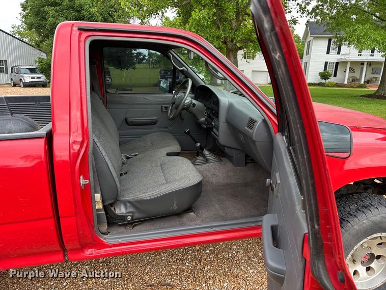 image for item EO4249 1992 Toyota DLX pickup truck