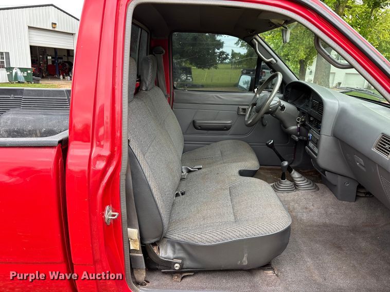 image for item EO4249 1992 Toyota DLX pickup truck