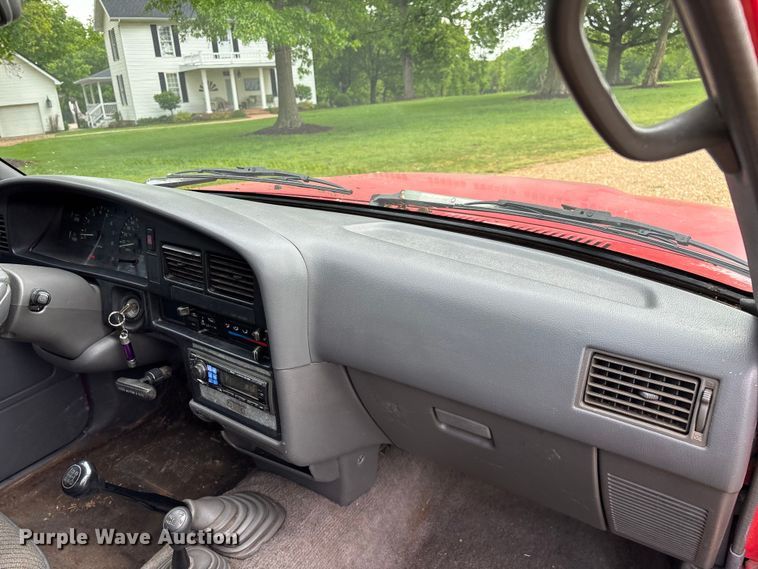image for item EO4249 1992 Toyota DLX pickup truck