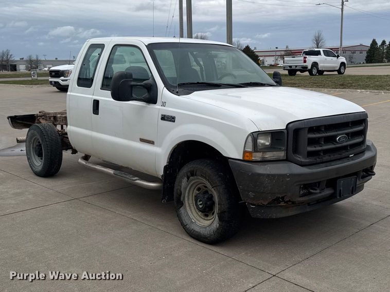 image for item EQ5005 2004 Ford F250 Super Duty Ext. Cab pickup truck cab and chassis