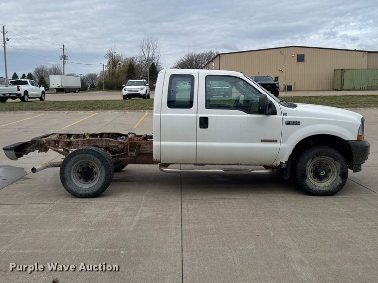 image for item EQ5005 2004 Ford F250 Super Duty Ext. Cab pickup truck cab and chassis
