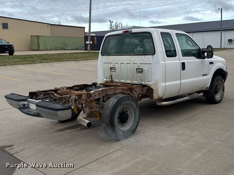 image for item EQ5005 2004 Ford F250 Super Duty Ext. Cab pickup truck cab and chassis