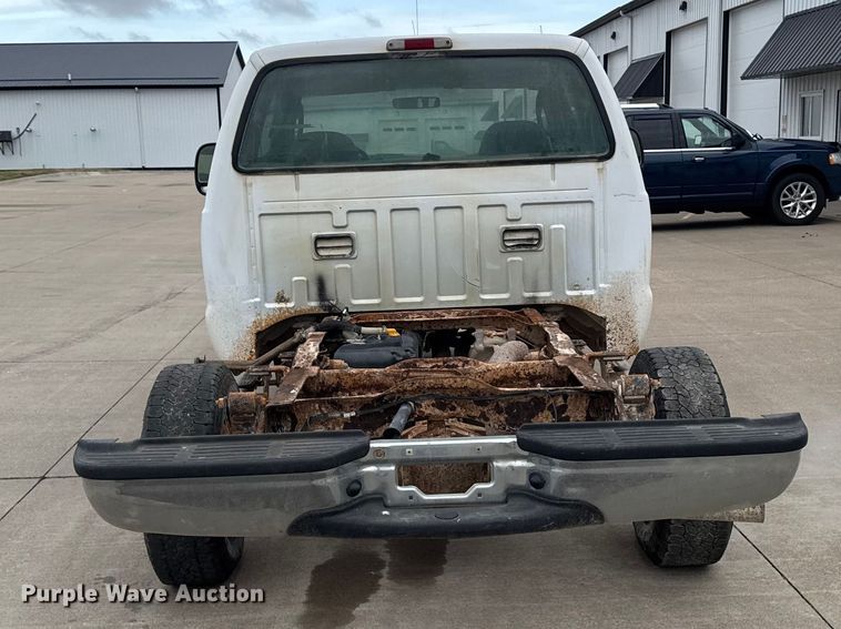 image for item EQ5005 2004 Ford F250 Super Duty Ext. Cab pickup truck cab and chassis