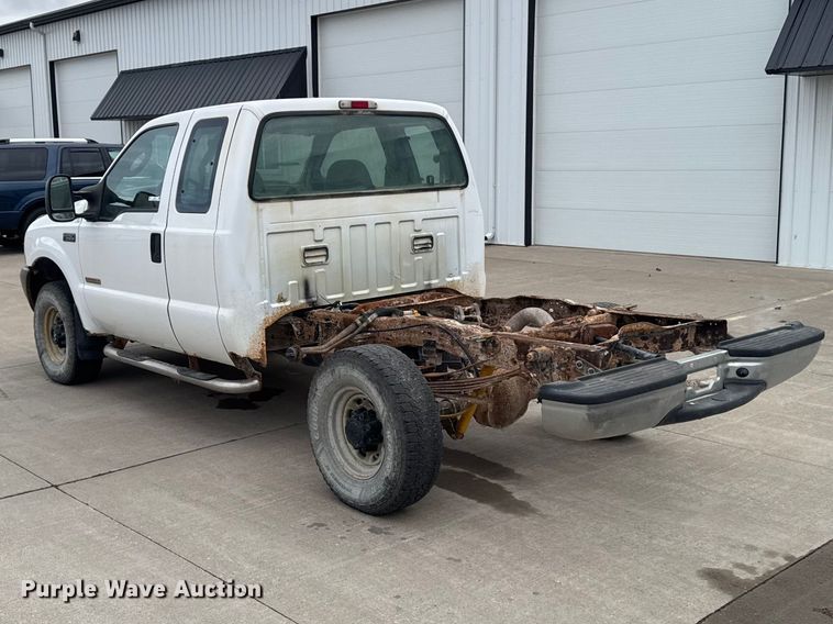 image for item EQ5005 2004 Ford F250 Super Duty Ext. Cab pickup truck cab and chassis