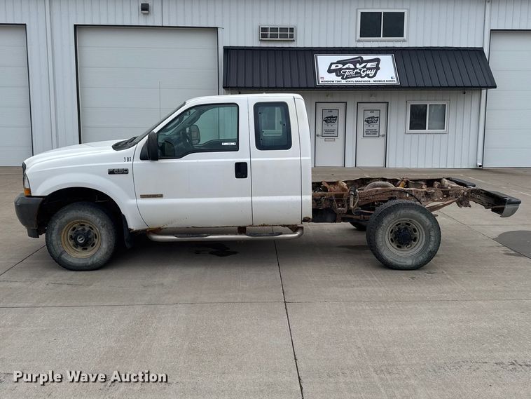 image for item EQ5005 2004 Ford F250 Super Duty Ext. Cab pickup truck cab and chassis