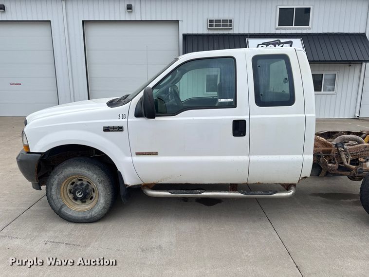 image for item EQ5005 2004 Ford F250 Super Duty Ext. Cab pickup truck cab and chassis